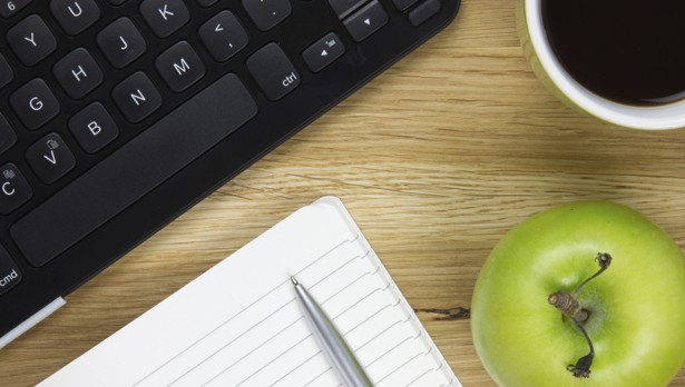 apple_on_work_desk_web 2