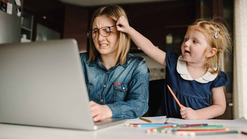 Mother working from home BANNER